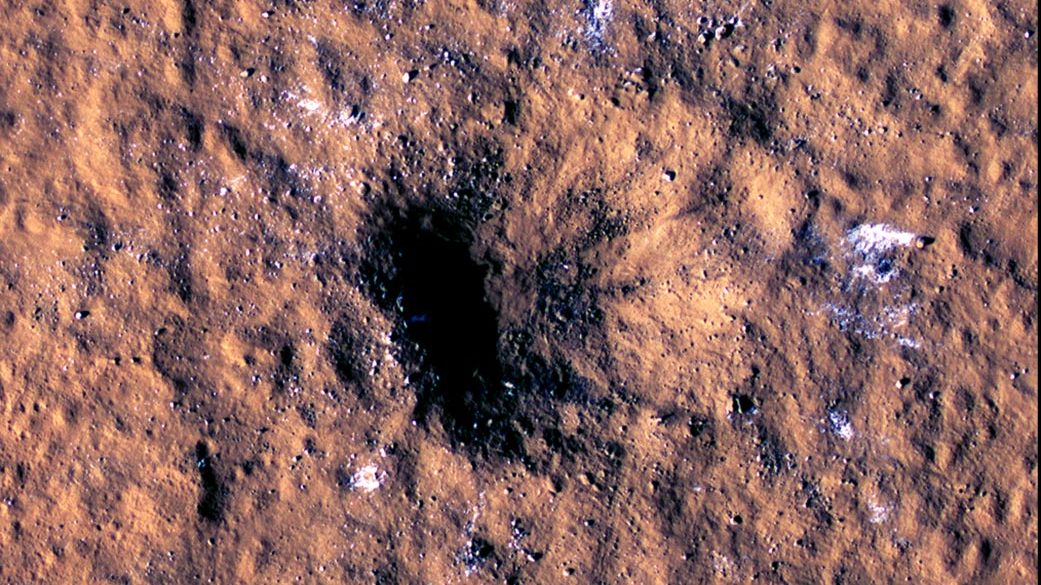 Sonda odhalila v kráteru na Marsu kusy ledu